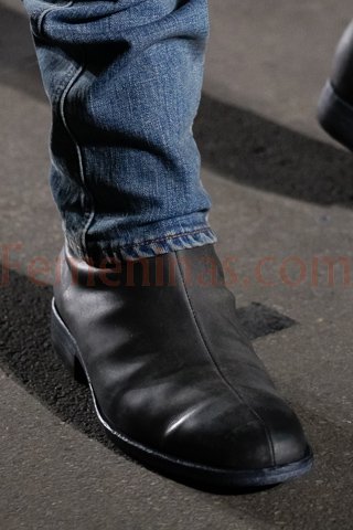 Jean chupin y botas de cuero masculinas color negro